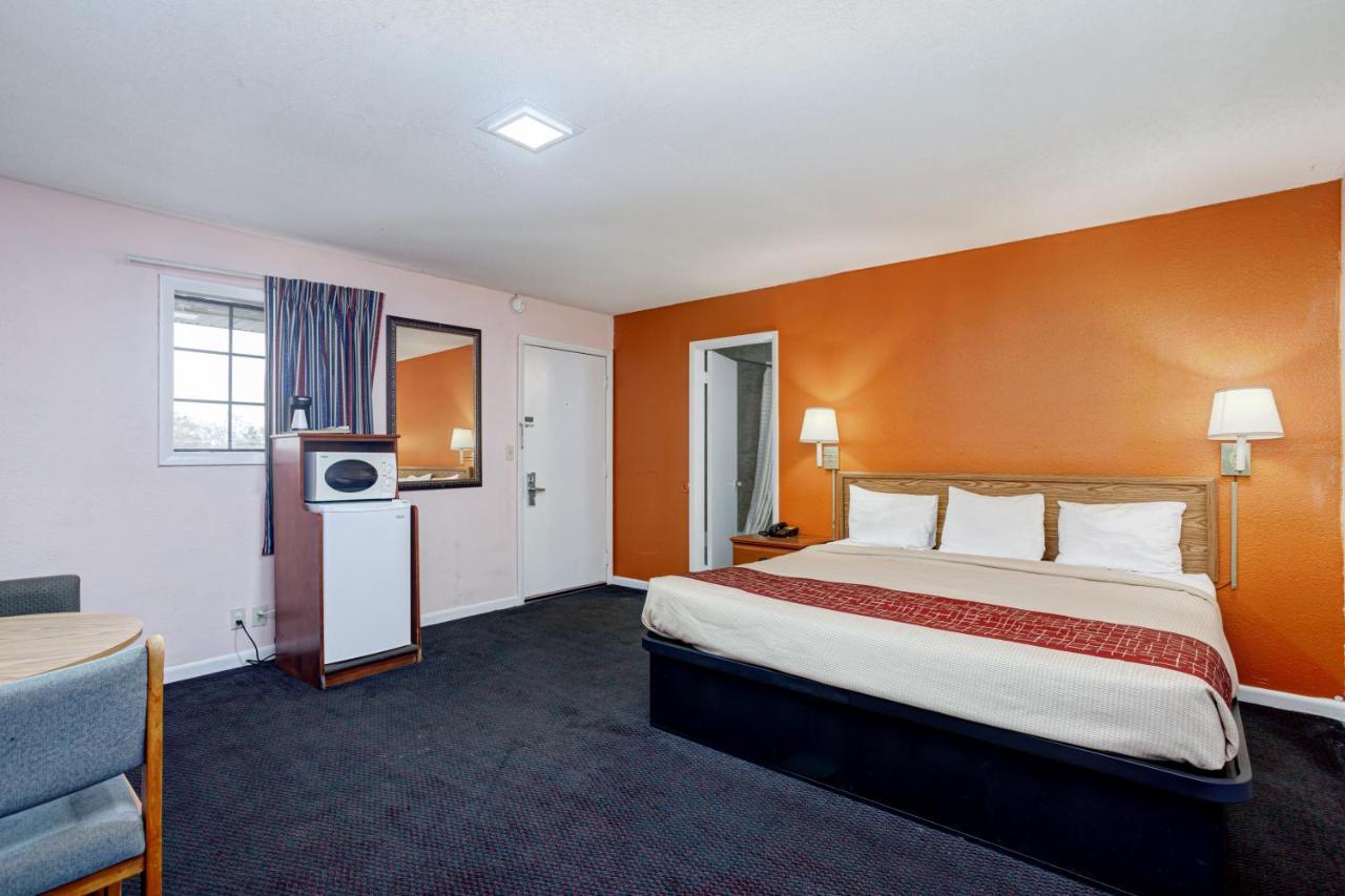 Regency Inn Fayetteville 外观 照片