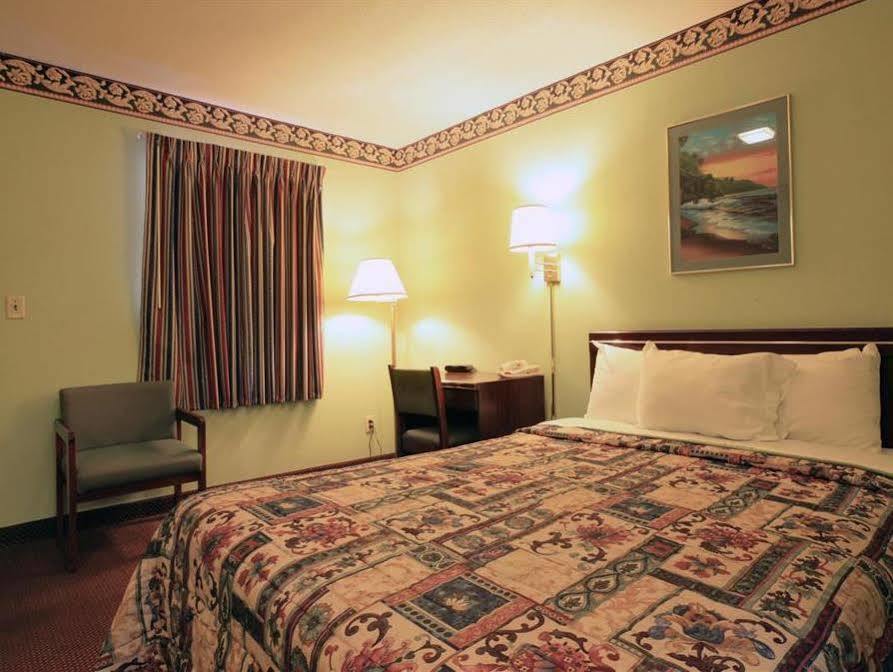 Regency Inn Fayetteville 外观 照片